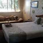 Holland Park Motel